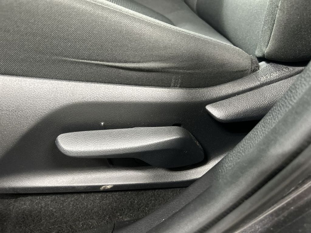 2021 Toyota RAV4 LE - Photo 10
