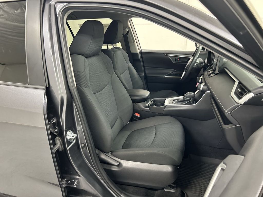 2021 Toyota RAV4 LE - Photo 22