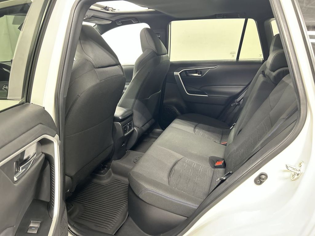 2022 Toyota RAV4 SE - Photo 20