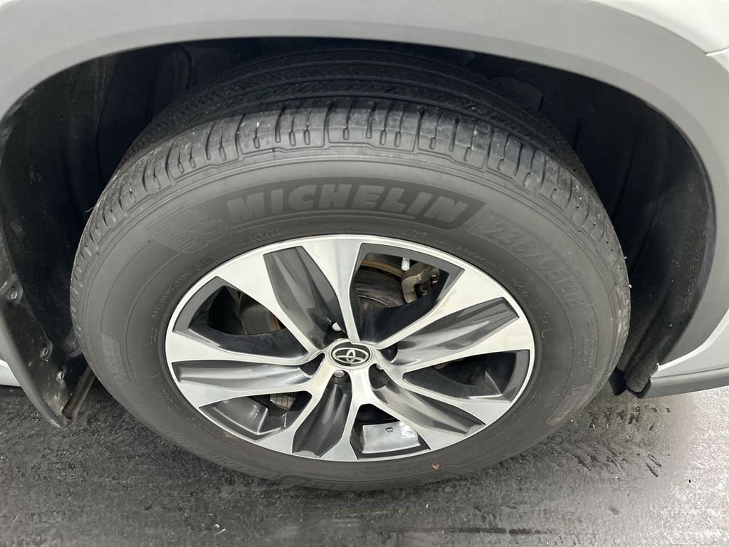 2023 Toyota Highlander XLE - Photo 8