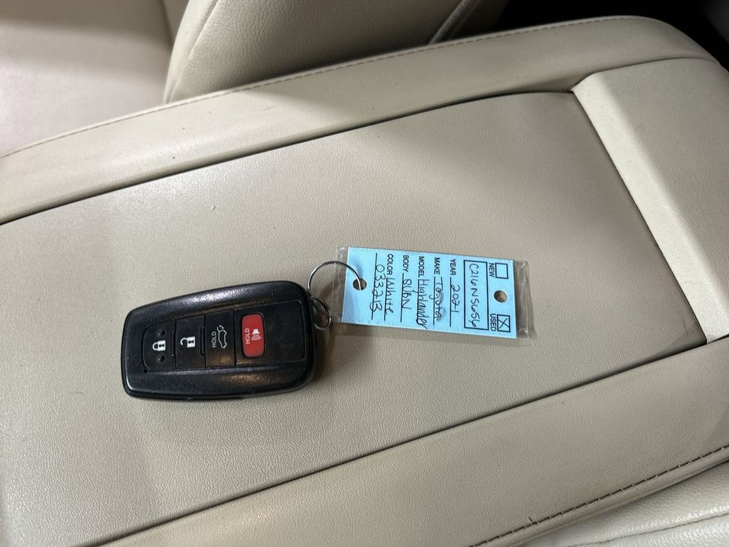 2021 Toyota Highlander XLE - Photo 12