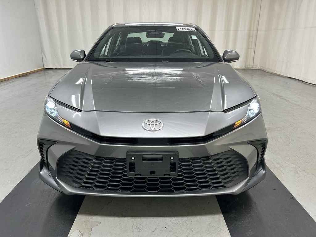 2025 Toyota Camry SE - Photo 3