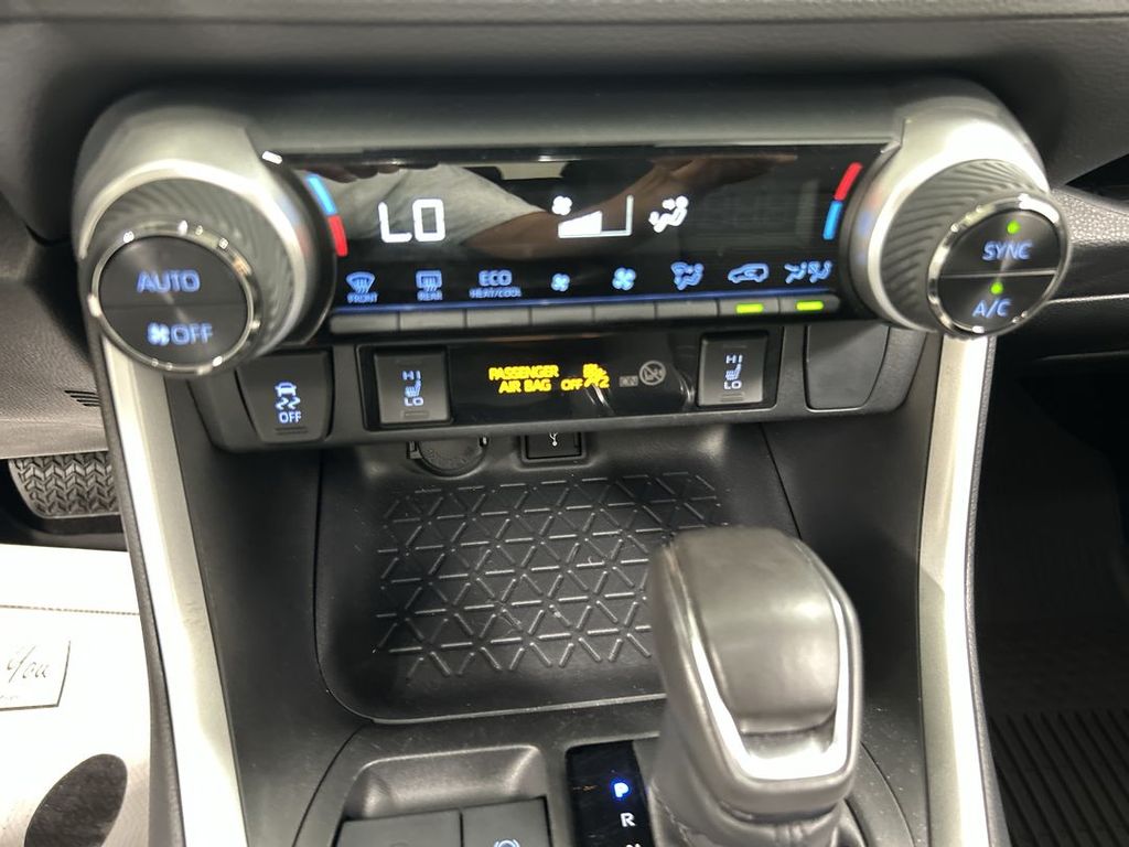 2022 Toyota RAV4 SE - Photo 16