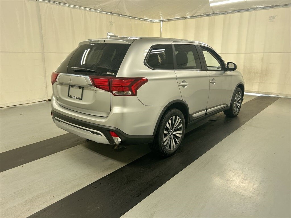 2020 Mitsubishi Outlander ES photo 2