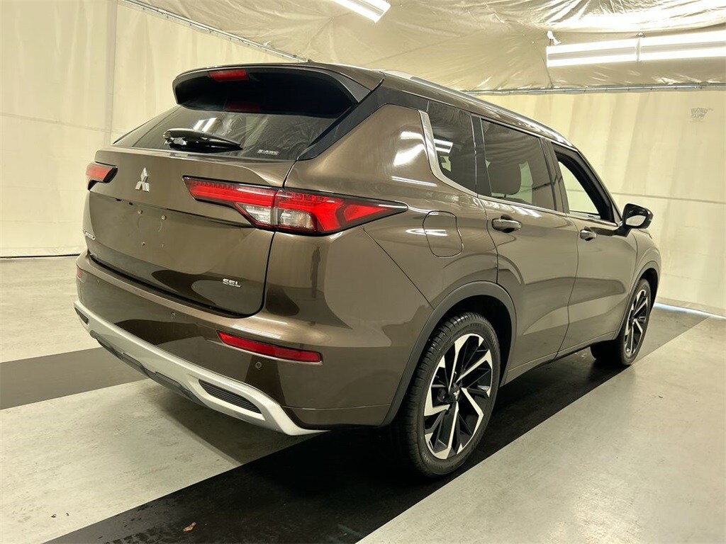 2022 Mitsubishi Outlander SEL photo 2