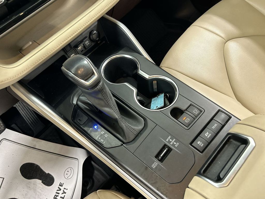 2021 Toyota Highlander XLE - Photo 18