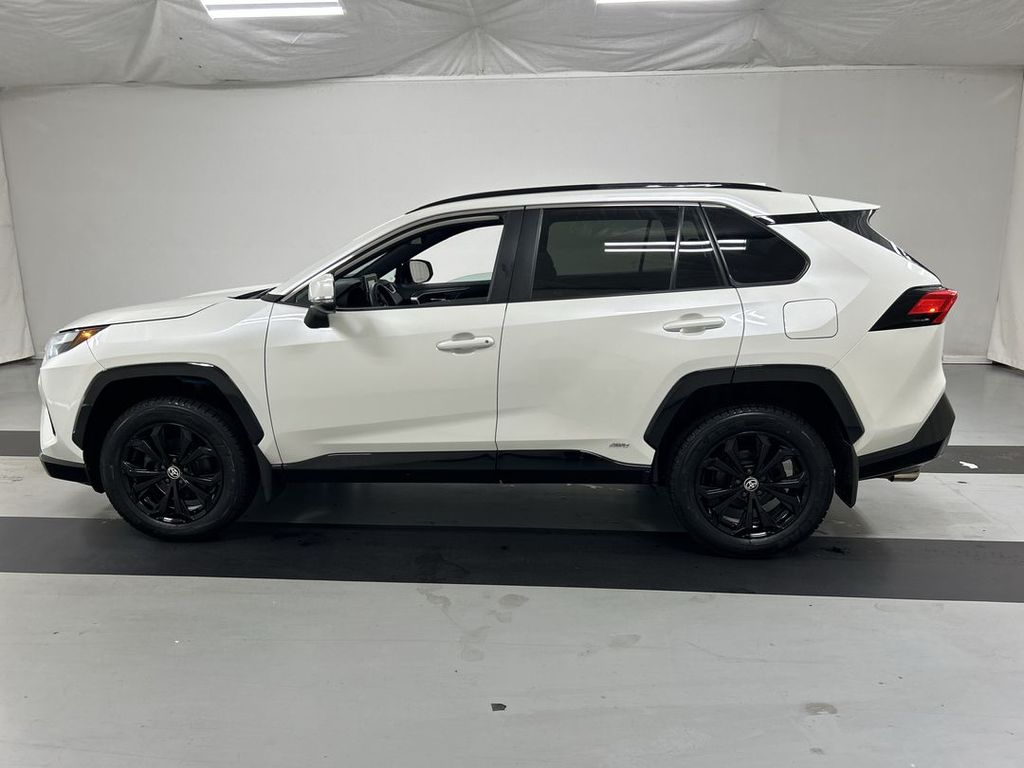 2022 Toyota RAV4 SE - Photo 6