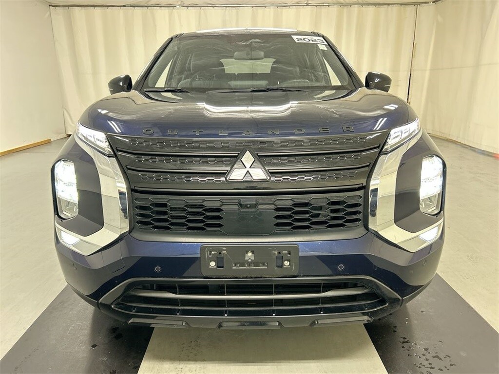 2023 Mitsubishi Outlander SE Black Edition photo 3