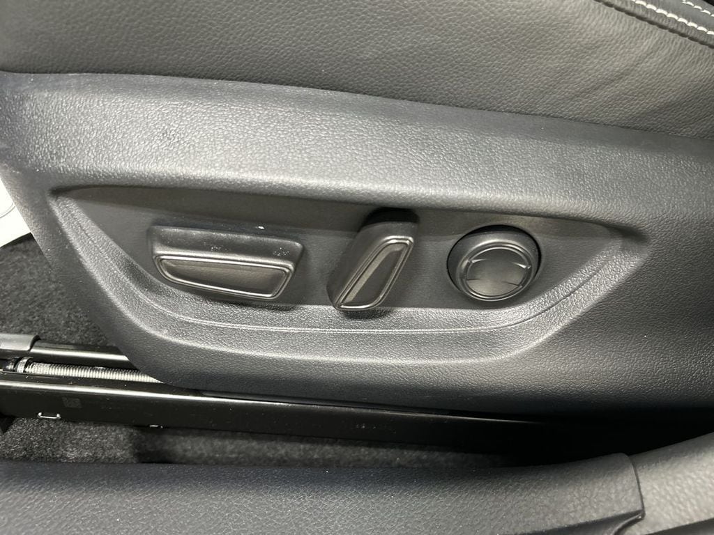 2025 Toyota Camry SE - Photo 9