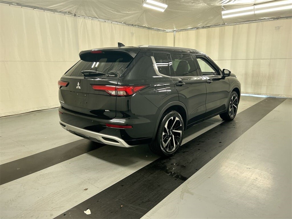 2022 Mitsubishi Outlander SEL photo 2