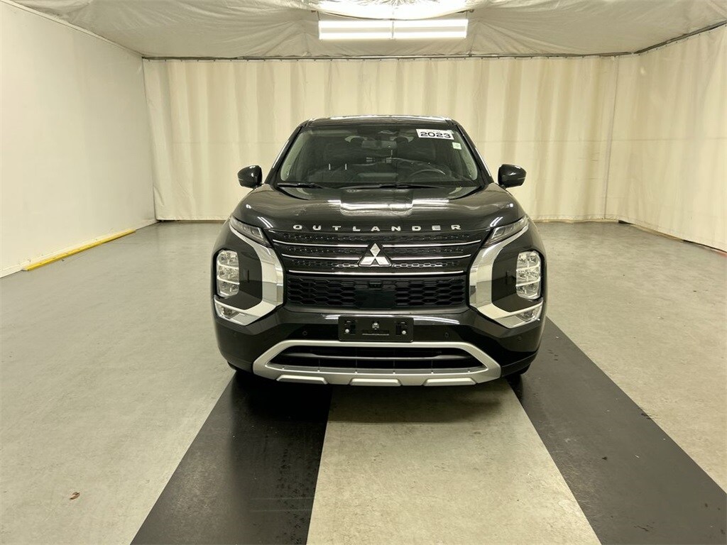 2023 Mitsubishi Outlander SE photo 3