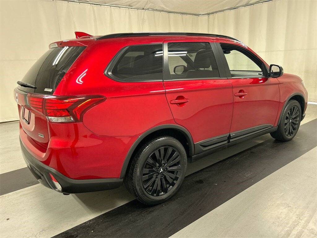 2020 Mitsubishi Outlander LE photo 2