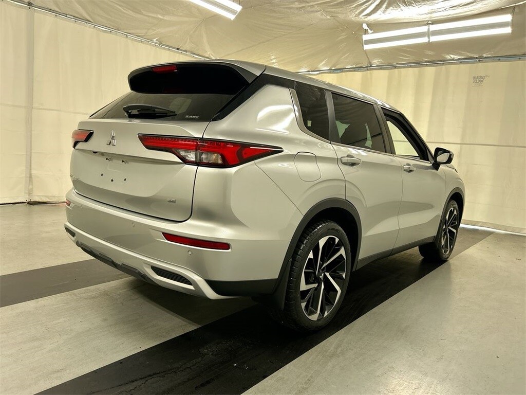 2022 Mitsubishi Outlander SE photo 2