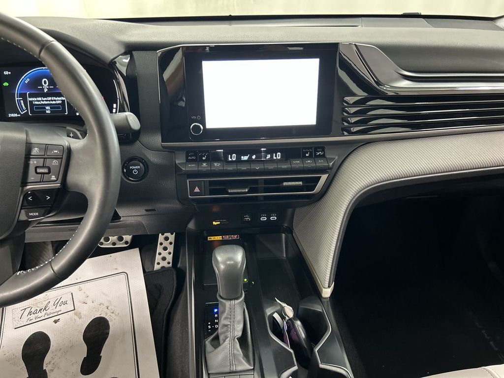 2025 Toyota Camry SE - Photo 18
