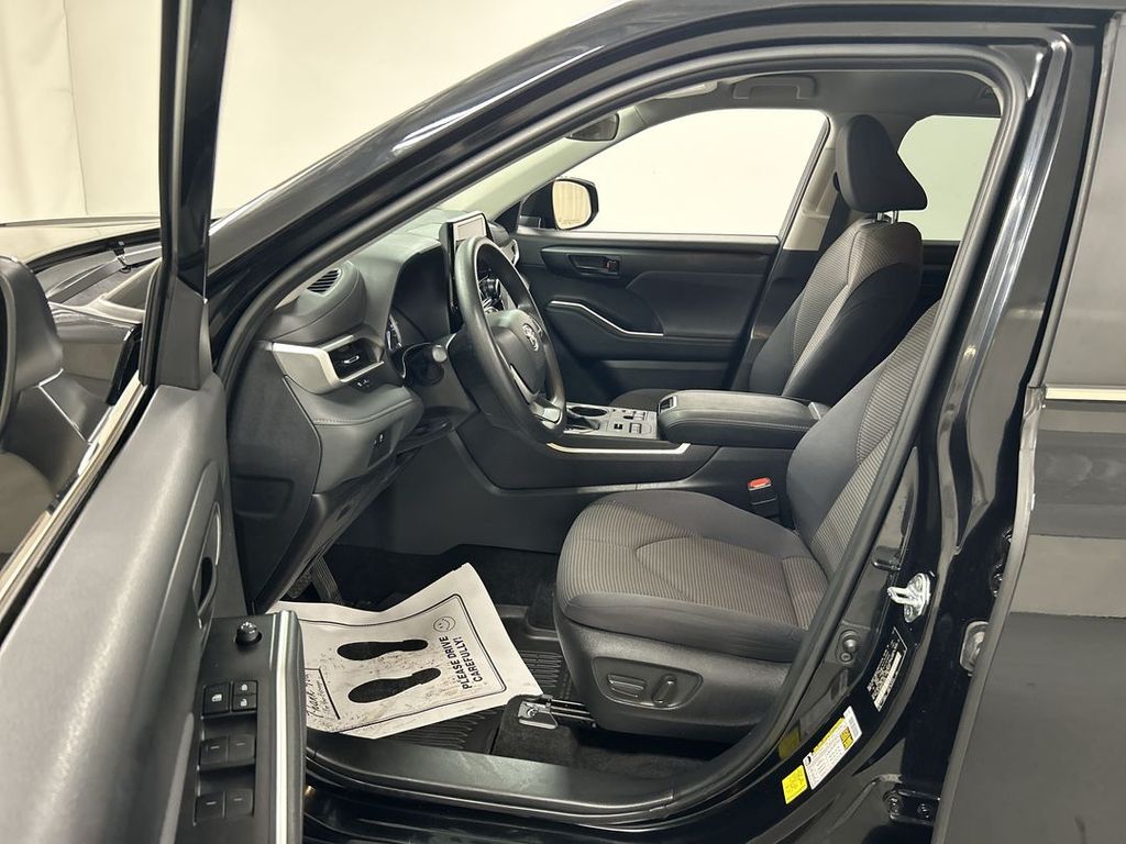 2023 Toyota Highlander L - Photo 9