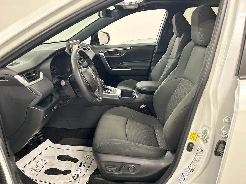 2022 Toyota RAV4 SE - Photo 9