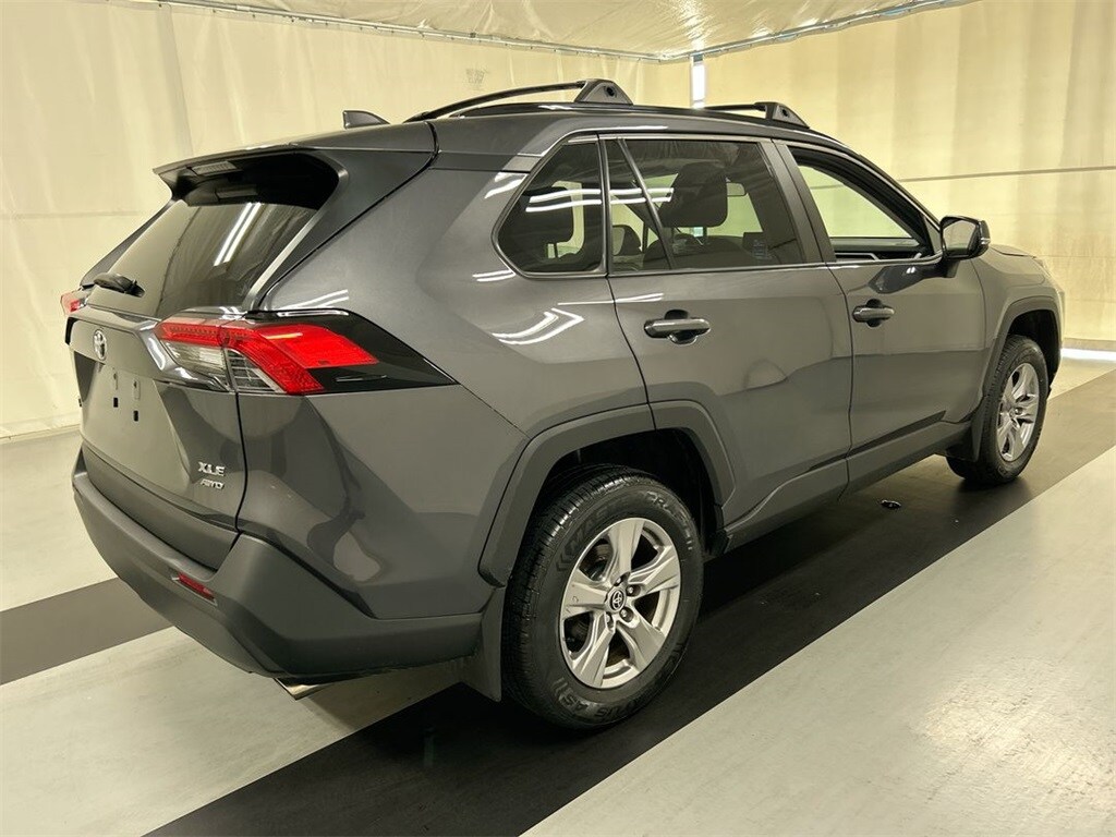 2022 Toyota RAV4 XLE photo 2