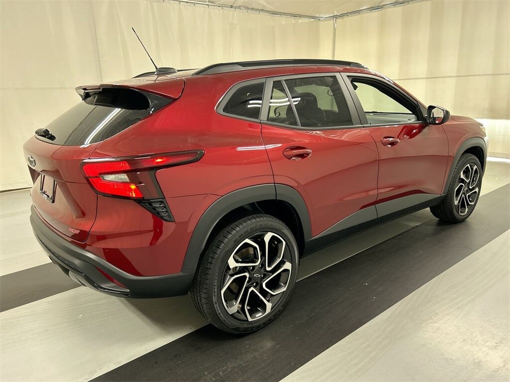 2024 Chevrolet Trax photo 2