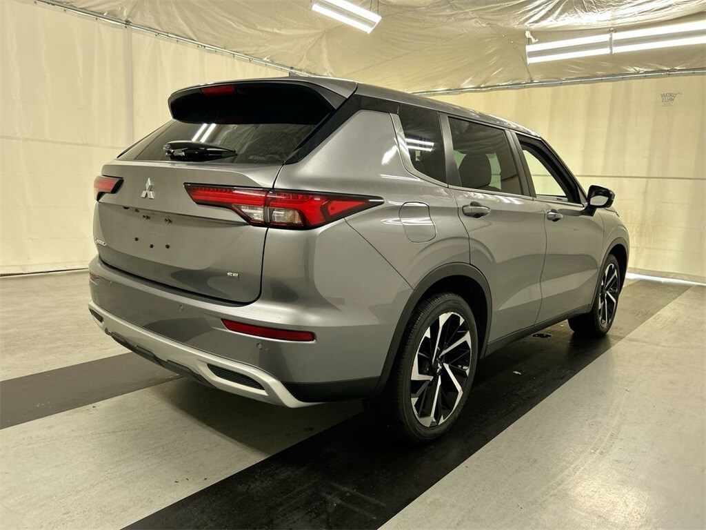 2023 Mitsubishi Outlander SE photo 2