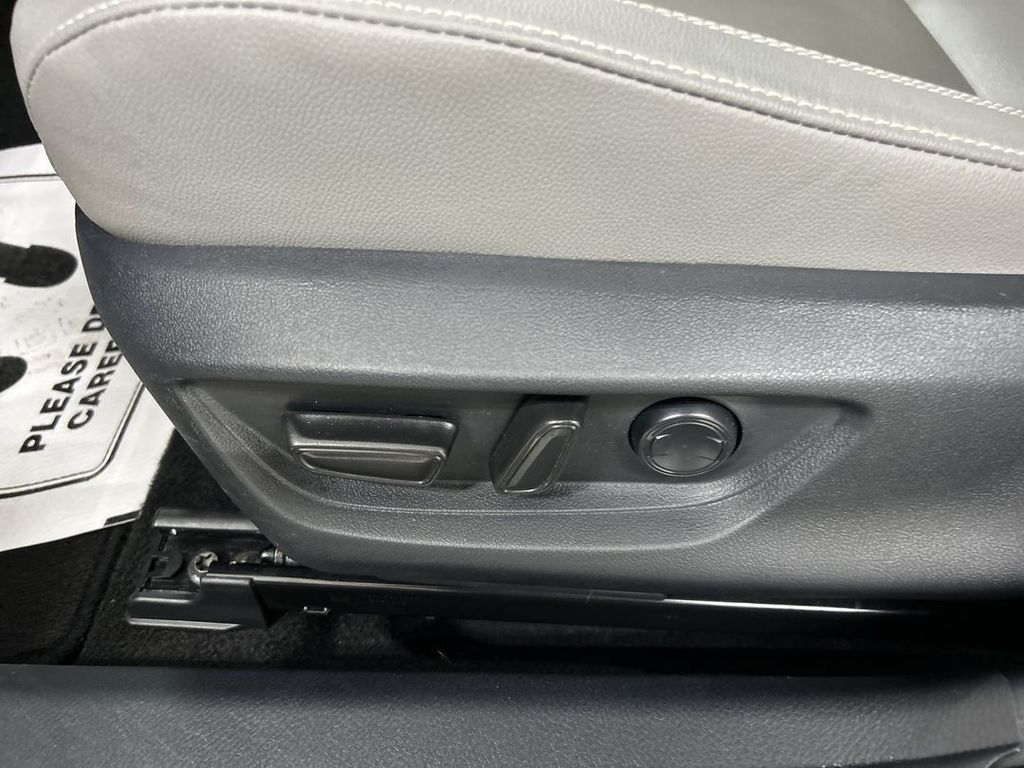2025 Toyota Camry SE - Photo 10