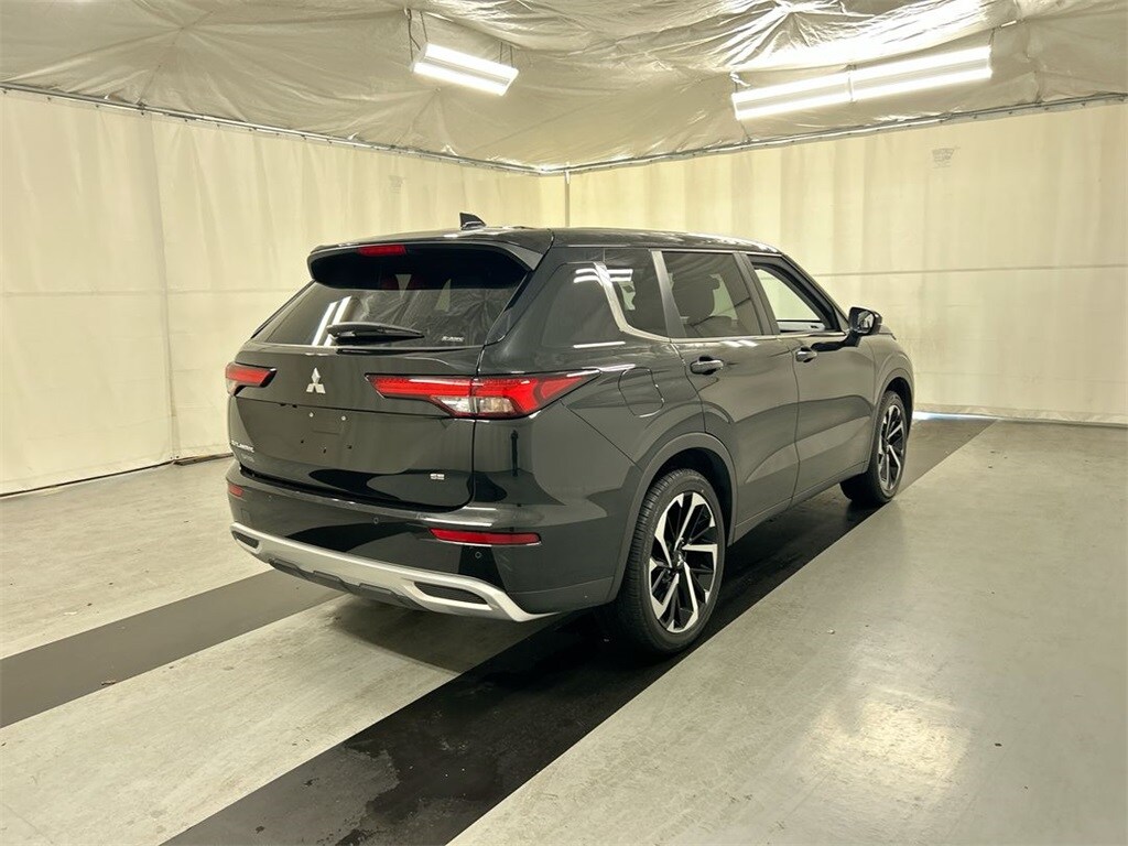 2023 Mitsubishi Outlander SE photo 2
