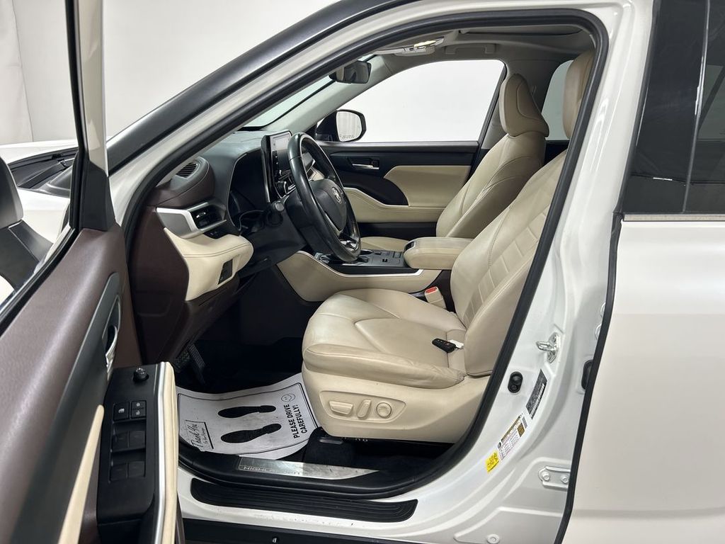 2021 Toyota Highlander XLE - Photo 9