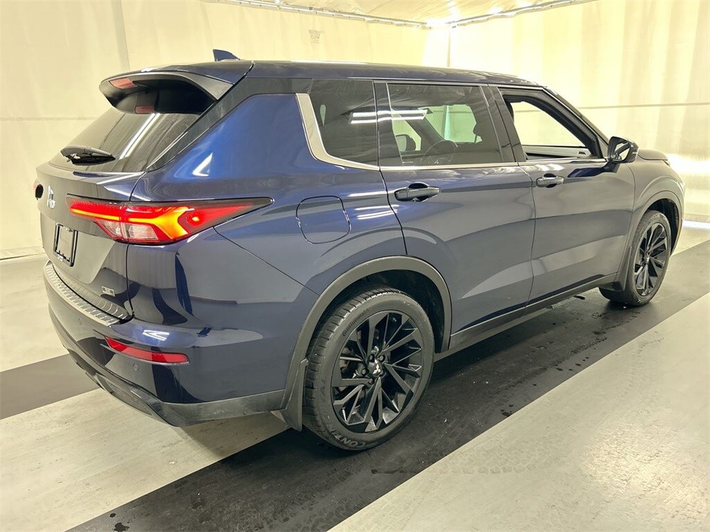 2023 Mitsubishi Outlander SE Black Edition photo 2