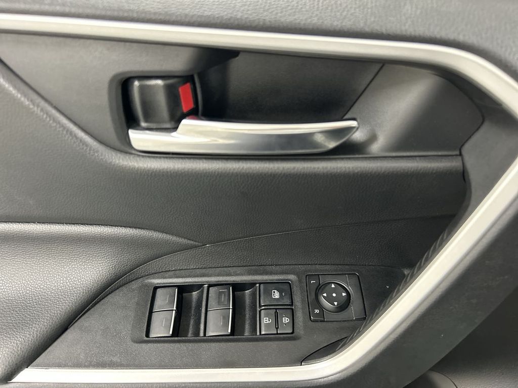2022 Toyota RAV4 SE - Photo 11