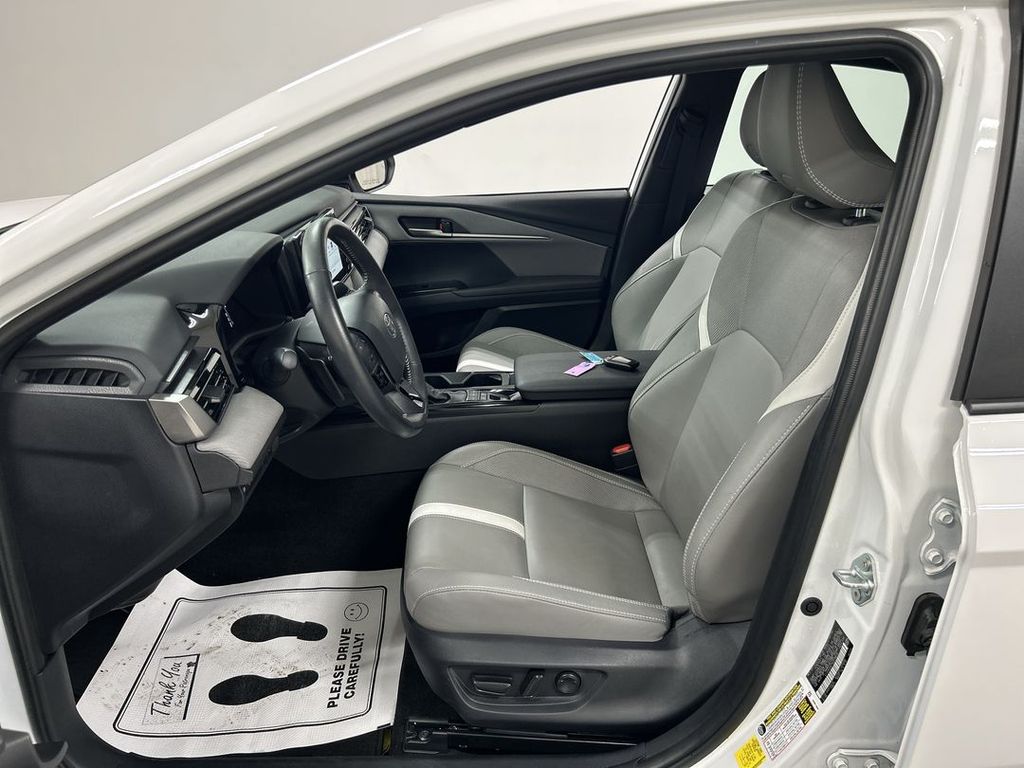 2025 Toyota Camry SE - Photo 9