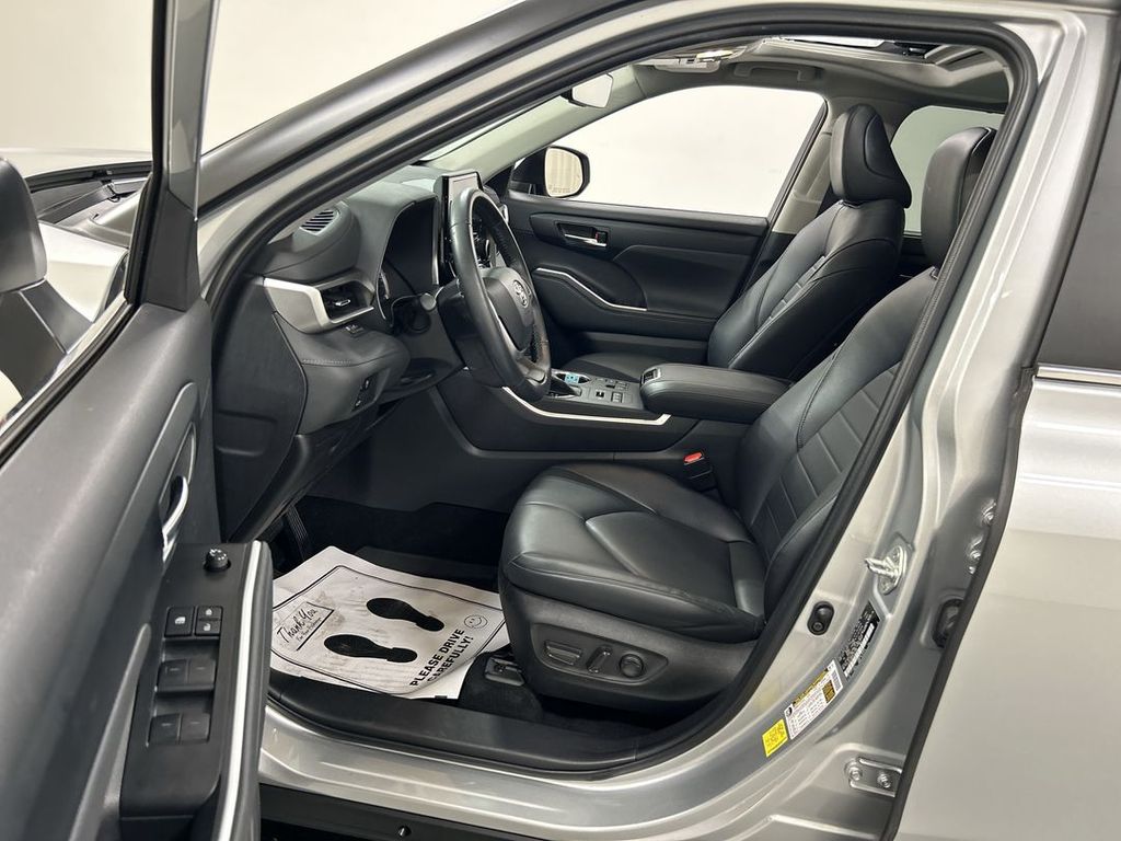 2023 Toyota Highlander XLE - Photo 9