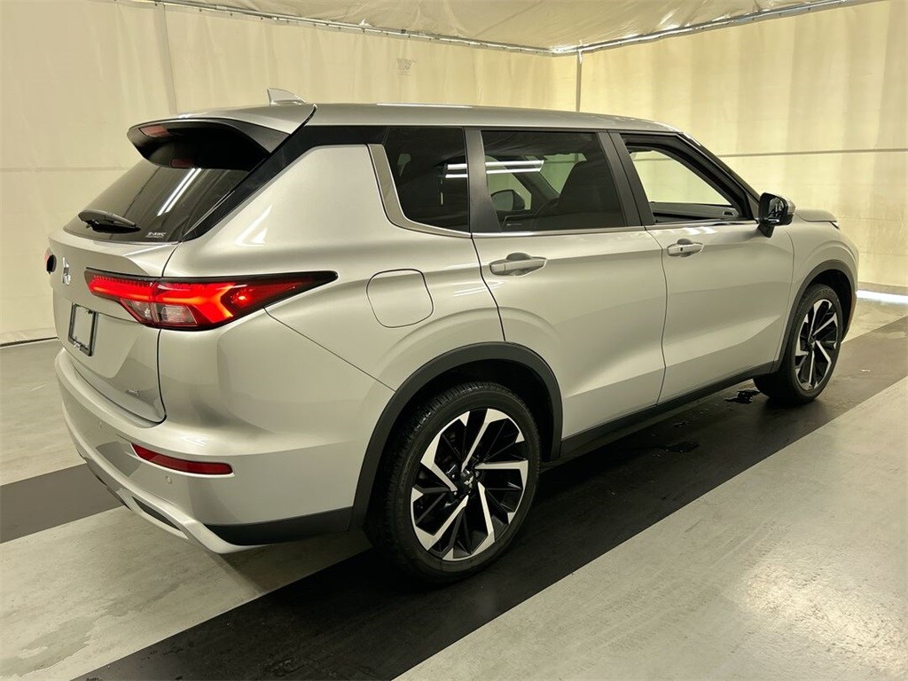 2022 Mitsubishi Outlander SE photo 2