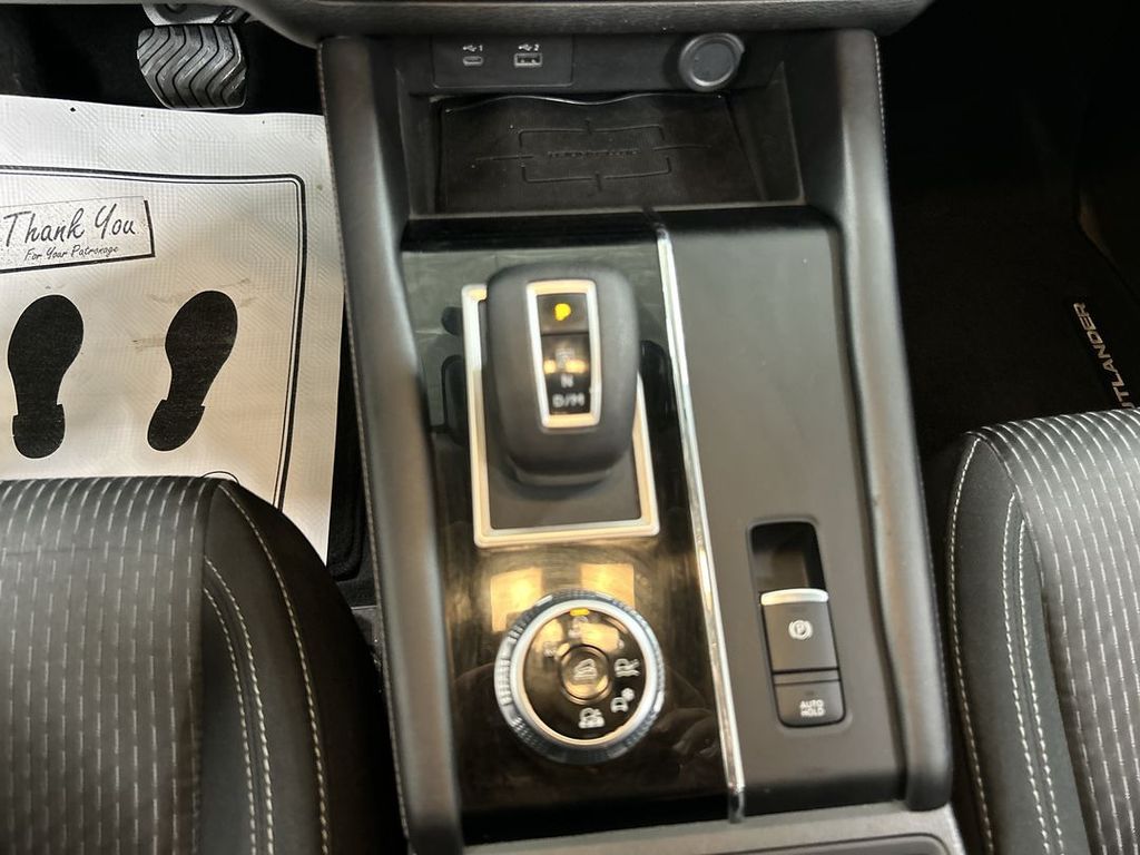 2022 Mitsubishi Outlander ES - Photo 17
