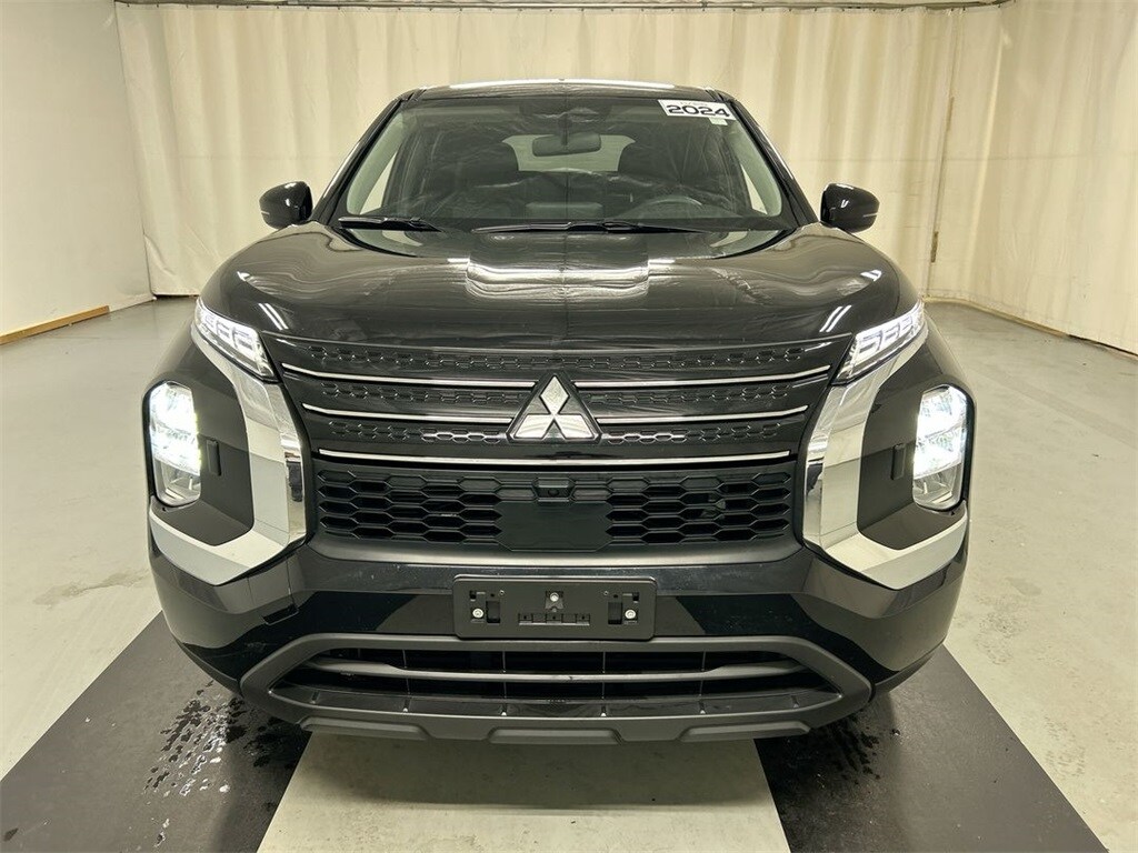 2024 Mitsubishi Outlander ES photo 2