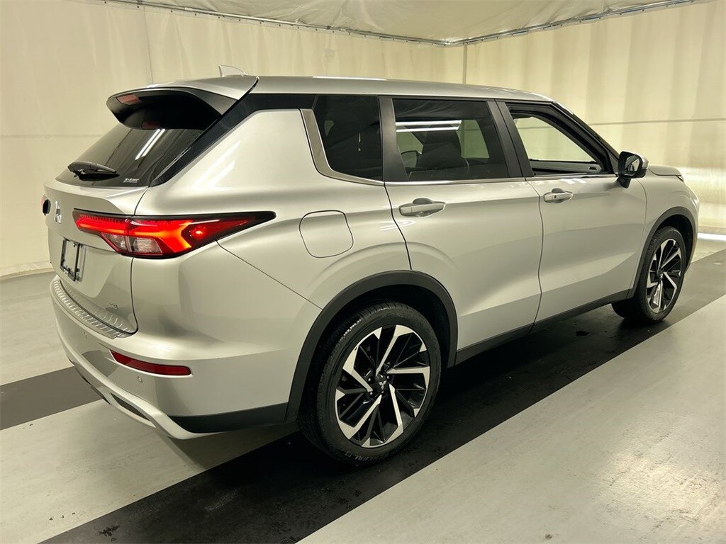 2022 Mitsubishi Outlander SE photo 2