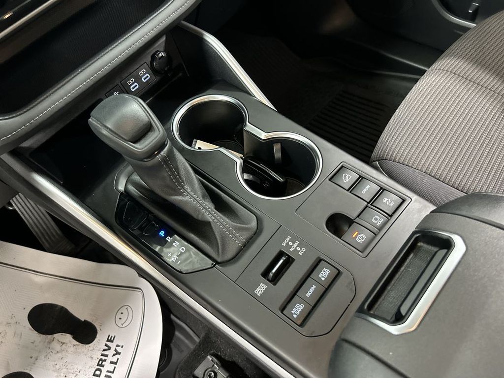 2023 Toyota Highlander L - Photo 17