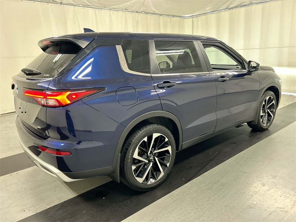 2024 Mitsubishi Outlander SE photo 2