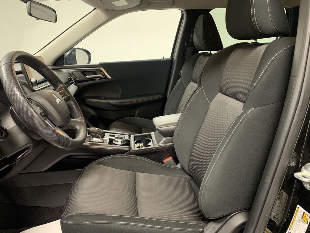 2022 Mitsubishi Outlander ES - Photo 9