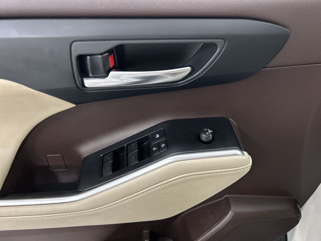 2021 Toyota Highlander XLE - Photo 11