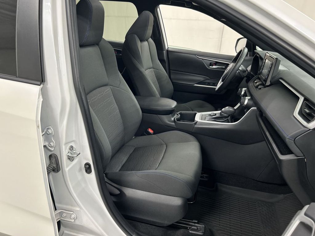2022 Toyota RAV4 SE - Photo 23