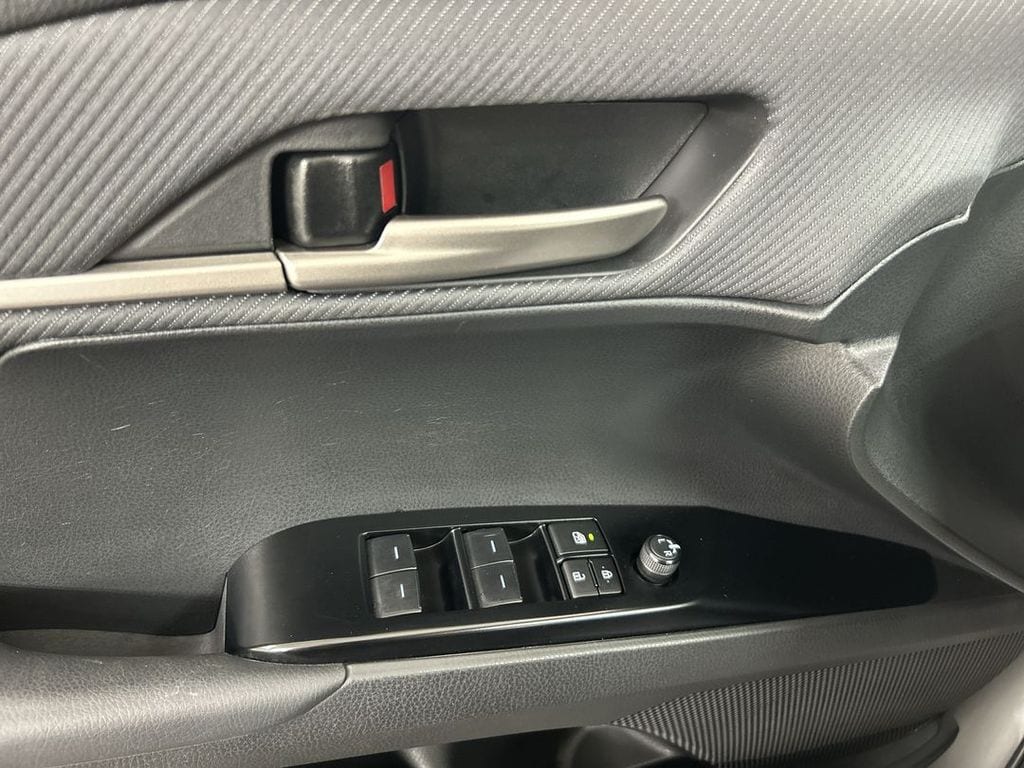 2025 Toyota Camry SE - Photo 10