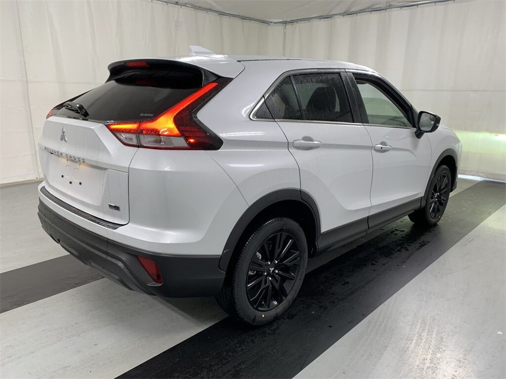 2024 Mitsubishi Eclipse Cross LE photo 2