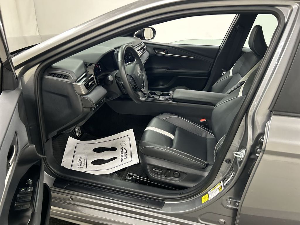 2025 Toyota Camry SE - Photo 8