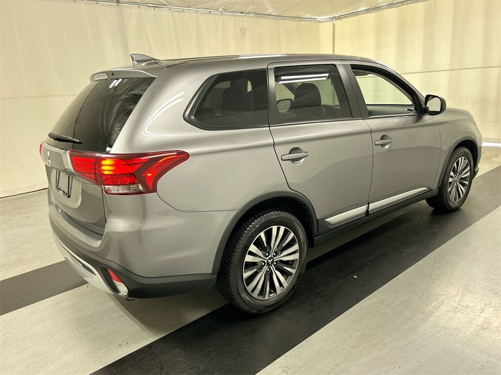 2020 Mitsubishi Outlander ES photo 2