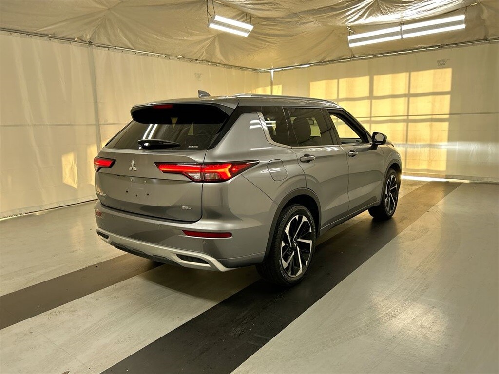 2022 Mitsubishi Outlander SEL photo 2