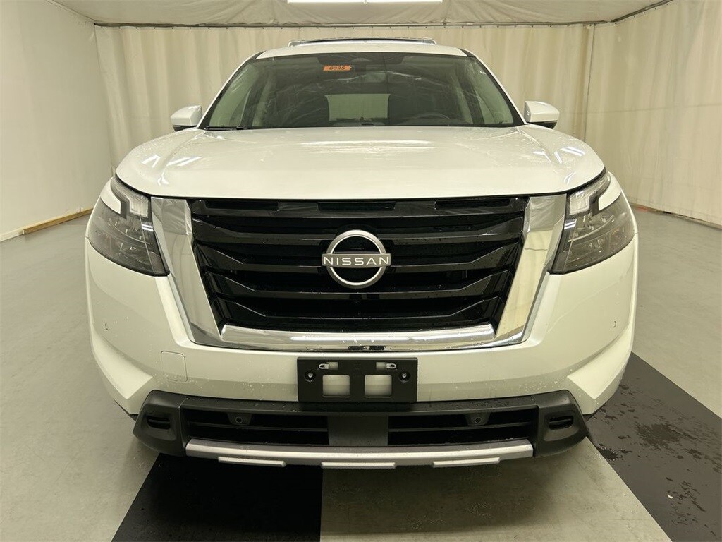 2025 Nissan Pathfinder SL photo 3