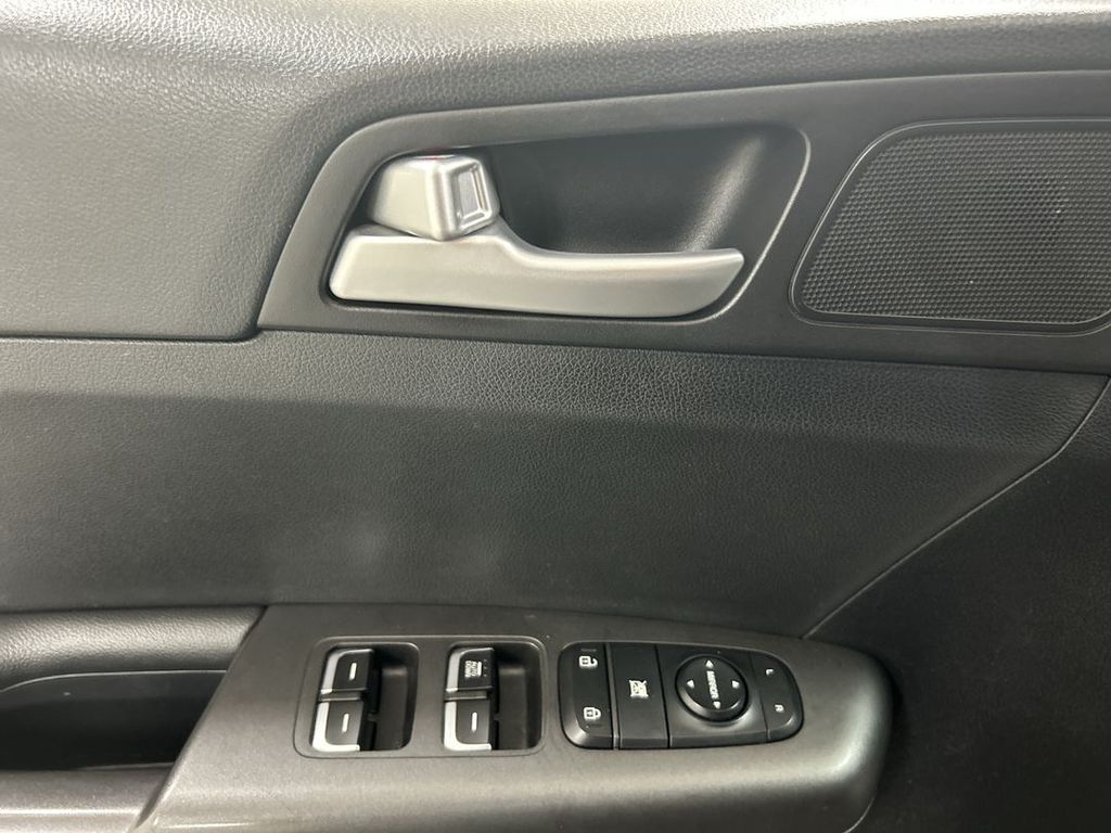 2020 Kia Sportage LX - Photo 11