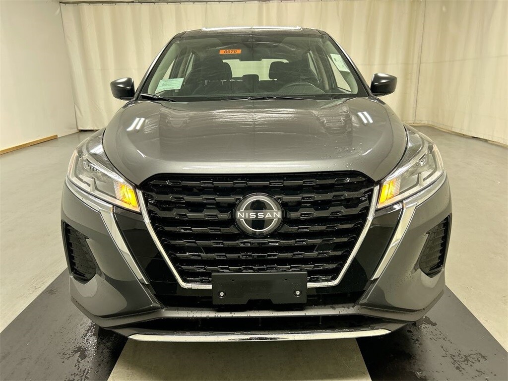 2025 Nissan Kicks Play S photo 2