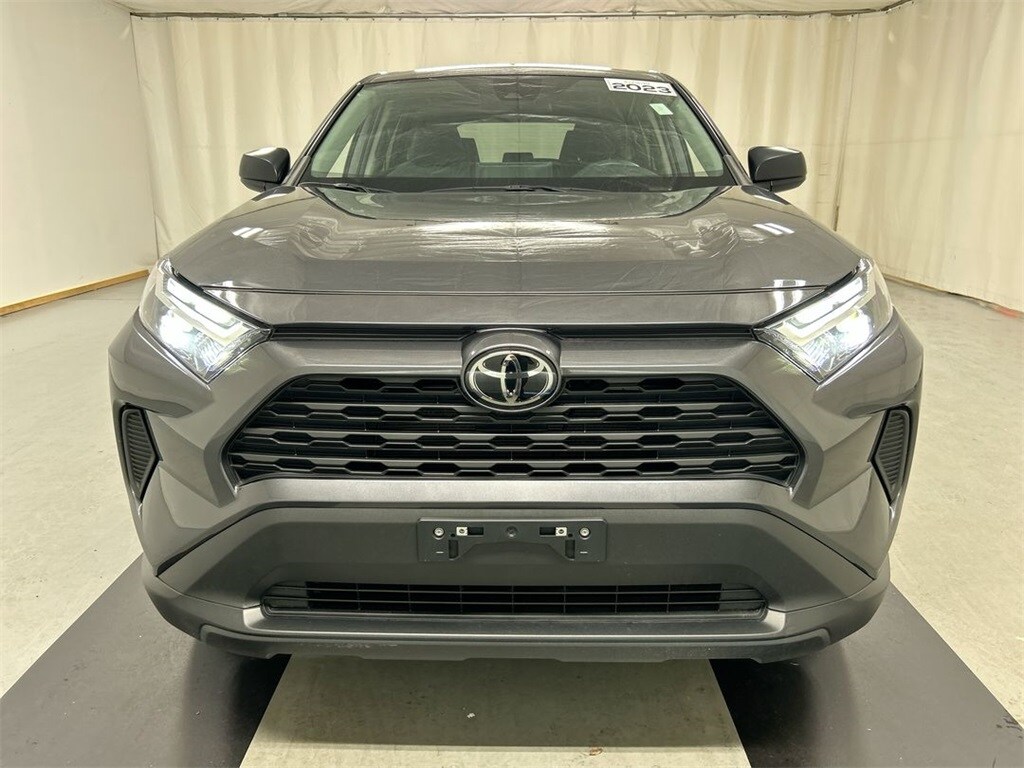 2023 Toyota RAV4 LE photo 3