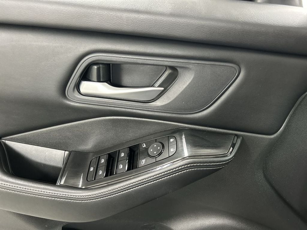 2024 Nissan Rogue SV - Photo 11