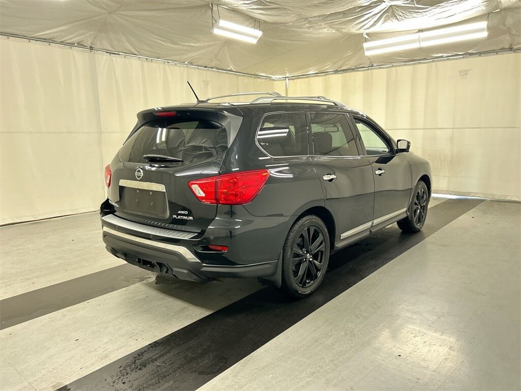 2017 Nissan Pathfinder Platinum photo 2